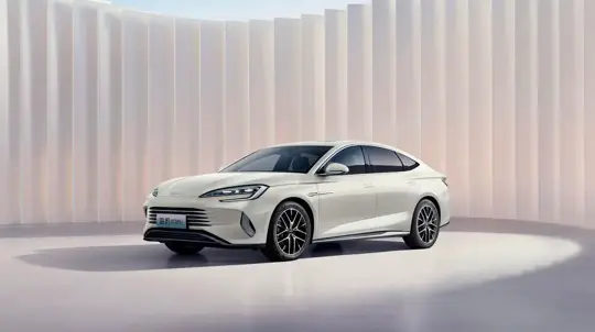 Этот седан BYD проедет до 2000 км на одном баке