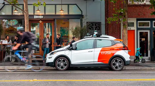 Автономные авто слишком тормозят: почему GM отзывает роботакси