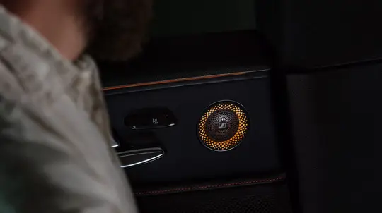 Не только умный: знаменитая Sennheiser установит акустику в эти автомобили