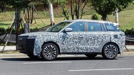 Силуэт Range Rover Velar и доступная цена: для России готовят новый кроссовер