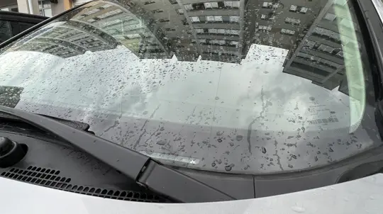 Черные точки на стекле автомобиля: важный элемент, который должен быть у всех