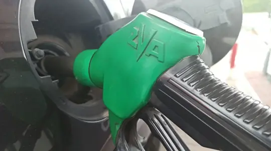 Многие водители не знают: тросик в багажнике, который поможет ехать дальше если кончился бензин