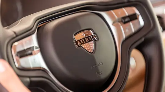 Aurus Komendant теперь доступен для аренды в Казани, но за руль сесть не удастся