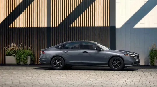 Именитый японский седан резко подорожал: компания компенсировала это новым функционалом