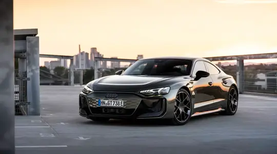 Суперкары будут нервно дрожать в сторонке: Audi представила бюджетную альтернативу Porsche Taycan Turbo