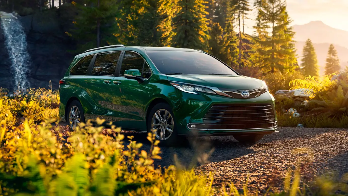 Минивэн Toyota Sienna сам позвонит вам, если вы забудете самое важное в салоне