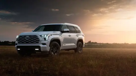 Как связаны Япония, США и Испания? Toyota объединила все в одной модели