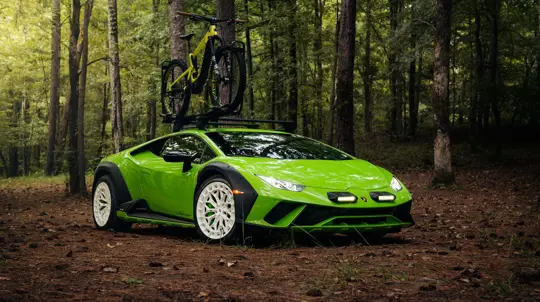 Lamborghini на природе: Huracan Sterrato научился жить в лесу с байком на крыше