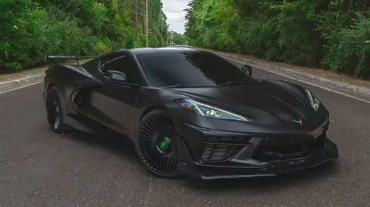 Мечта российского футболиста: этот C8 Corvette чернее ночи и быстрее молнии