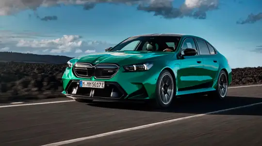 Только показали миру и уже везут в Россию: санкции не работают против самой быстрой BMW