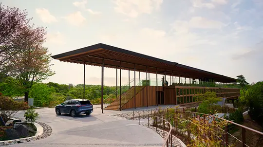 Три ряда и 280-сильный V6: мечту россиян оценили почти в 11 млн рублей