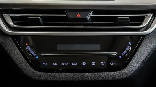 Даже бывалые водители не знают: россиянам запретили включать кондиционер в автомобиле на обогрев