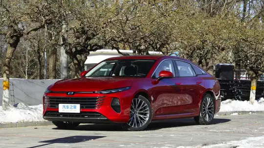 В России появится мощный лифтбек: замена Arteon получила комплектации