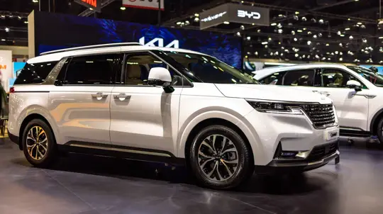 Ассортимент не радует, но модель достойная: этот семейный кроссвэн из Южной Кореи предлагается в РФ за 7,5 млн рублей