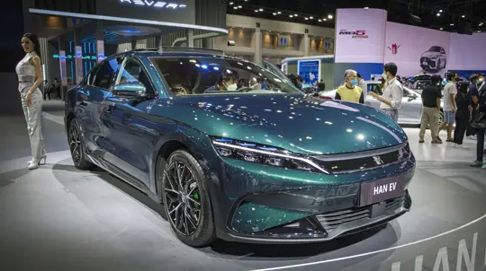 Европу прижали за санкции: местным автопроизводителям грозит банкротство