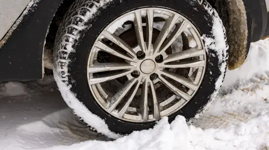 Из-за этого опытные водители зимой могут попасть в аварию: главные заблуждения, которым нельзя верить
