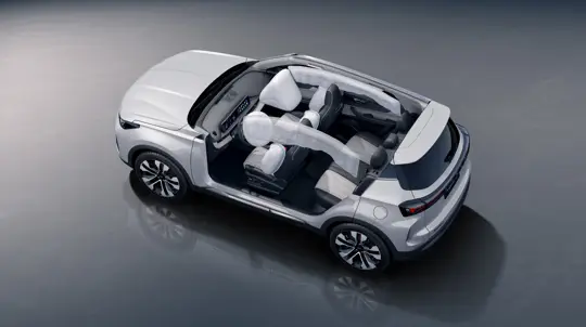 Водитель и пассажир в этом автомобиле никогда не встретятся: чем завлекает Chery россиян