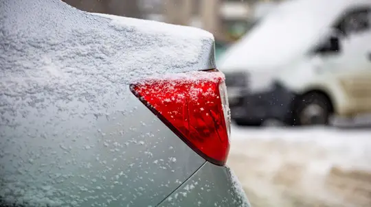 Главные ошибки при подготовке водителей к зиме: женщины более внимательны к этому