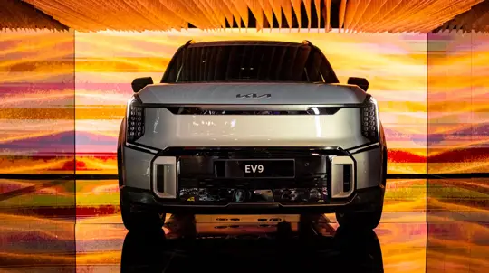 Просто забыли прикрутить: кресла в этом электрокроссовере остались без болтов