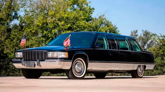 Расчищайте место в гараже: бронированный лимузин Клинтона может стать вашим