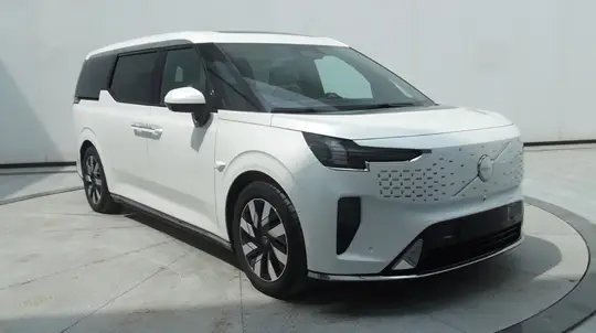 Дизайн первого минивэна Volvo EM90 полностью рассекречен