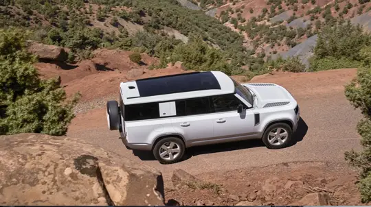 Легендарный британский внедорожник, способный перевезти большую семью, опять в России: цена немного удивит