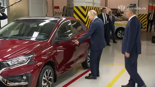 Автомобиль за 40 млрд рублей понравился Путину, но садиться побрезговал: и Aurus больше не нужен