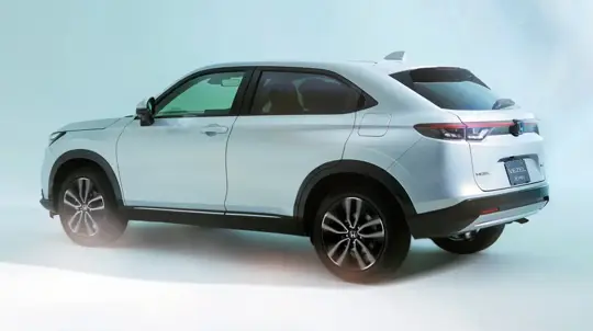 Современный дизайн, панорамная крыша, экономичный двигатель, незнакомое название и знакомая модель: Япония удивила россиян