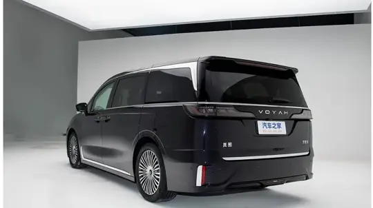 Россиянам предложили умный минивэн: он стоит меньше 10 млн рублей, но понравится детям