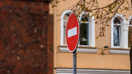 Новый ГОСТ: в РФ исключают рекламу гостиниц и мотелей на дорожных знаках