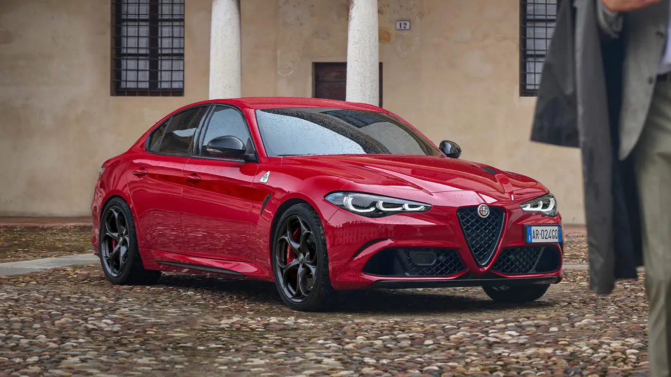 Вопреки трендам: Alfa Romeo снова выбрала бензин для своих хитов
