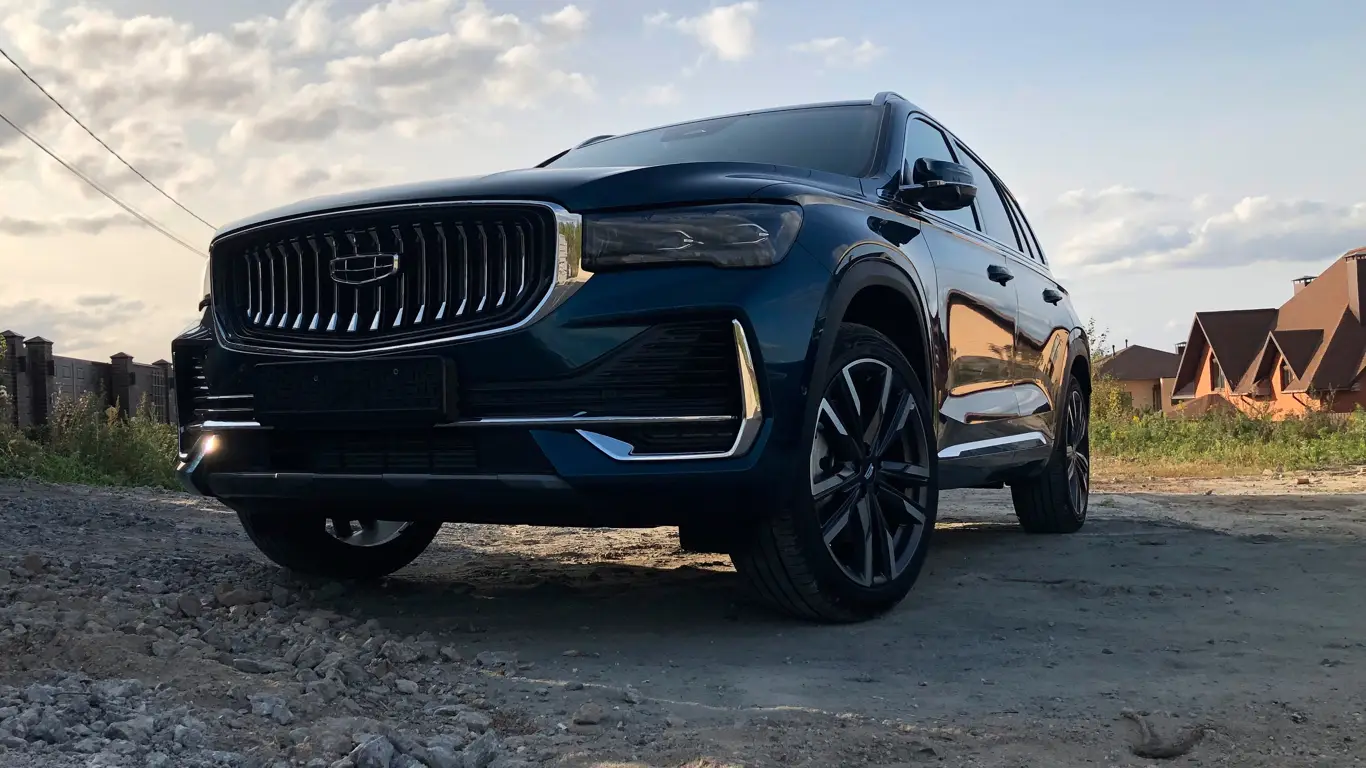 Стоит ли брать Geely Monjaro с пробегом? Эксперты 32CARS нашли все косяки модели