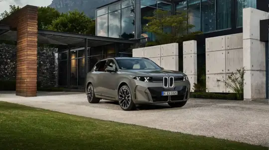 Новый BMW X5 уже давит на старый кузов: ждать или покупать G05